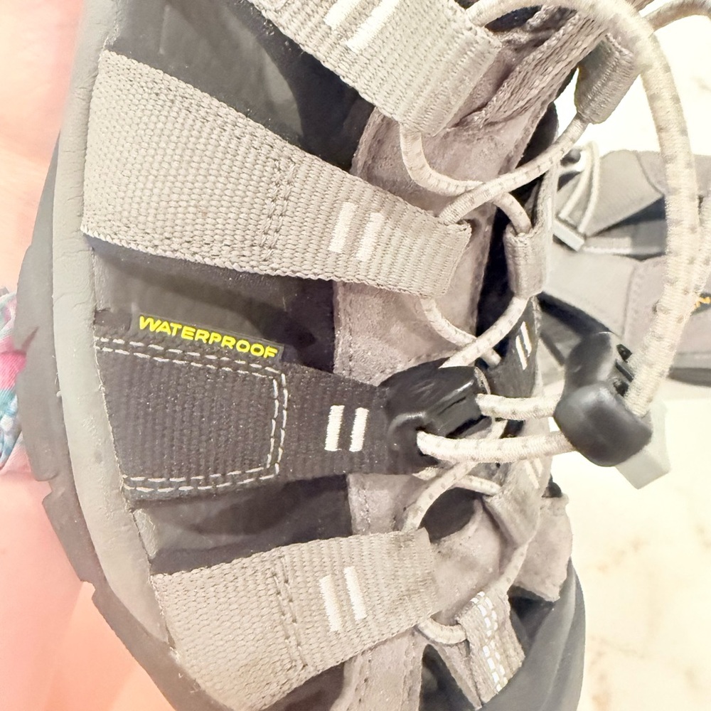 KEEN Men's Newport H2 Waterproof Sandals Grey Black Yellow Size 10 hiking - Picture 8 of 10